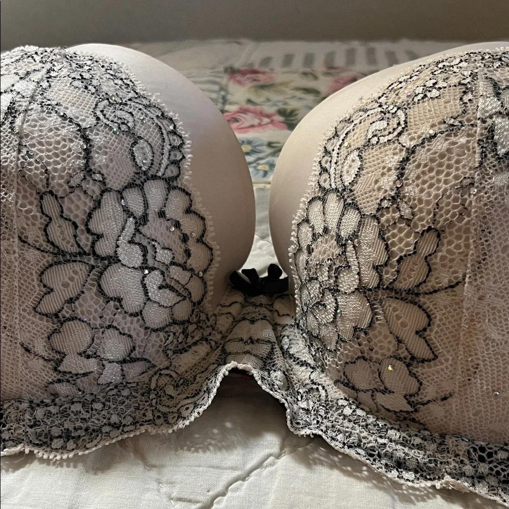 Victoria's Secret Lace Bra - Black and White -DREAM ANGELS BRA. VERY BEAUTIFUL - Picture 9 of 9
